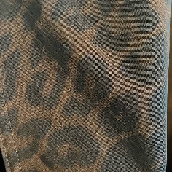 Reversible bronze/leopard 🐆 print peplum style rain or light weight jacket - Picture 4 of 6